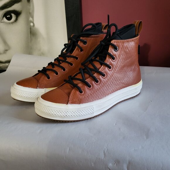 NWOT WATERPROOF LEATHER CONVERSE CHUCK TAYLOR HIGH TOPS UNISEX M-5 W-7 - Picture 1 of 11